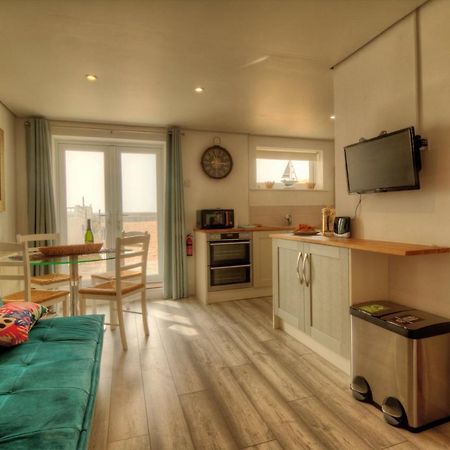 Pass The Keys Shore To Please - Sea Views And Beach Front Modern 1Bed Apt With Sofabed Портсмът Екстериор снимка