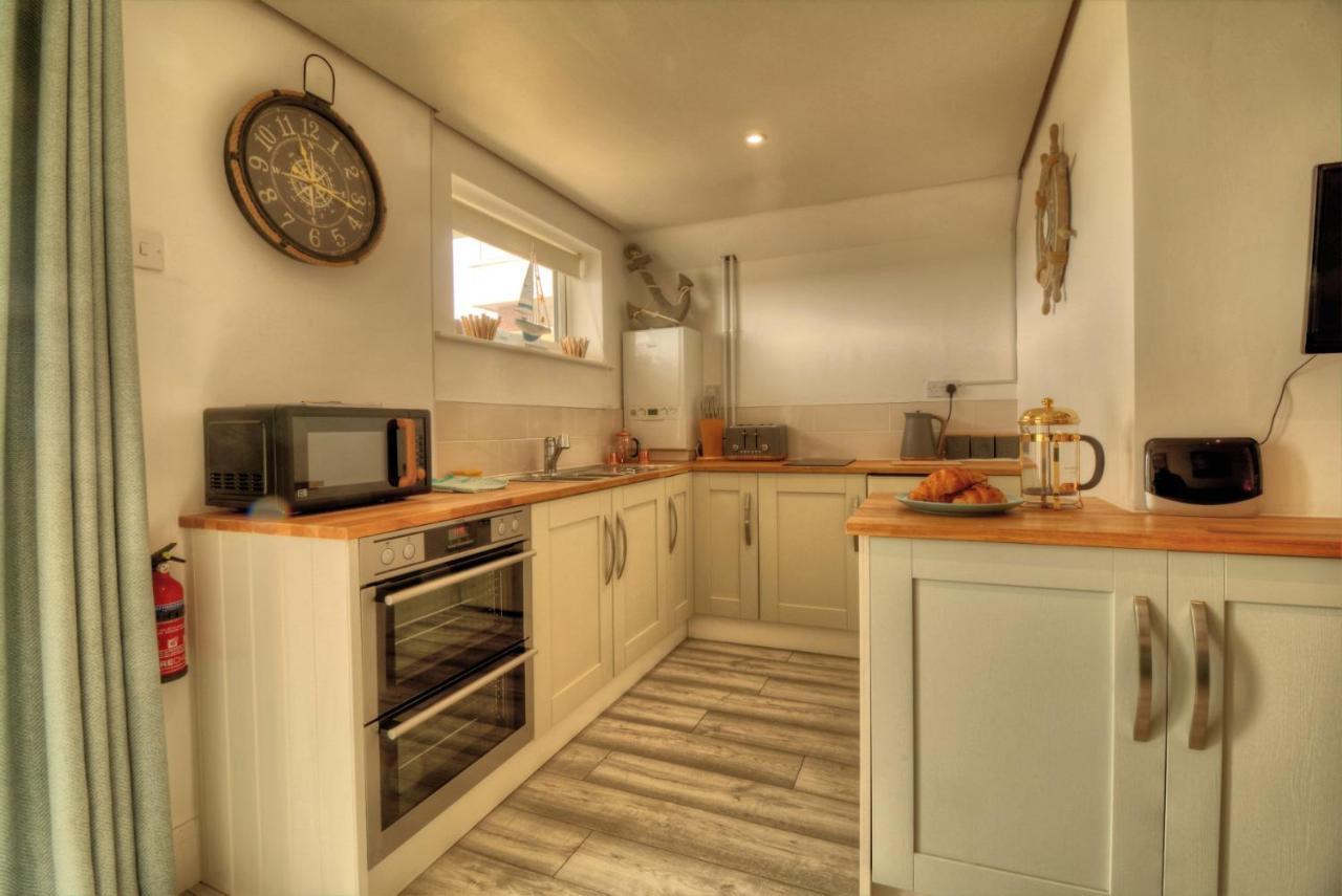 Pass The Keys Shore To Please - Sea Views And Beach Front Modern 1Bed Apt With Sofabed Портсмът Екстериор снимка